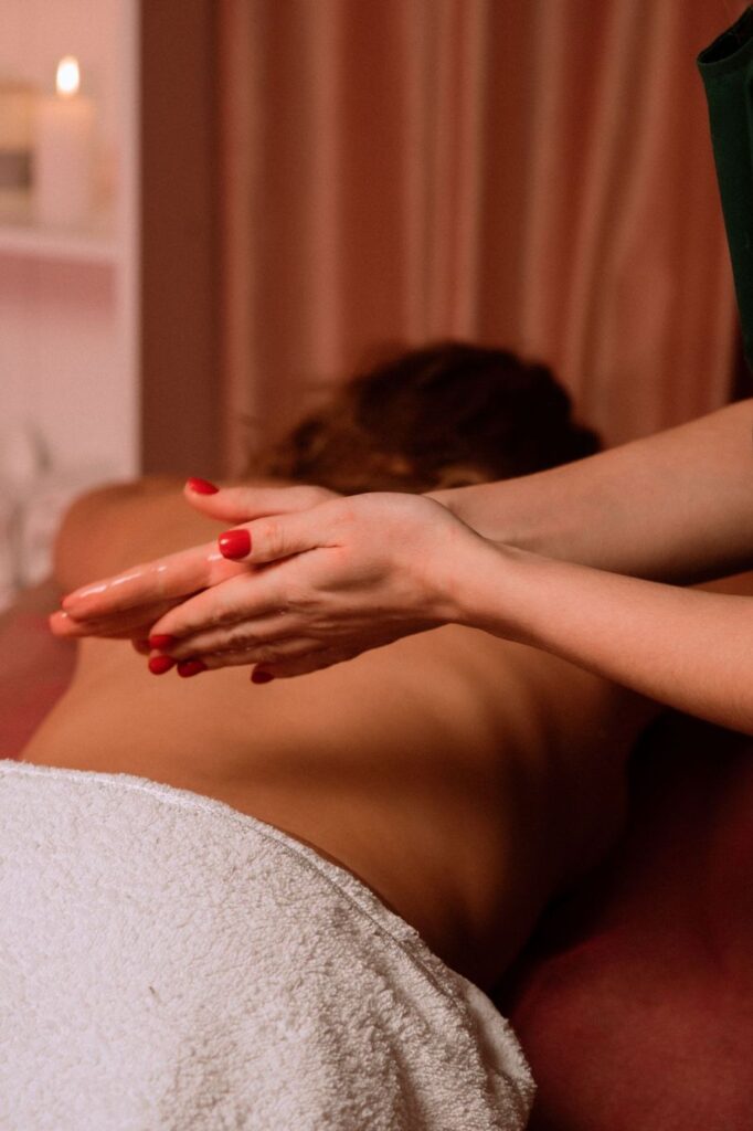 Mains et huile de massage